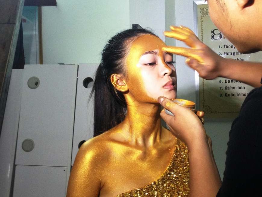 Nhọc nhằn nhân tượng giữa phố đông