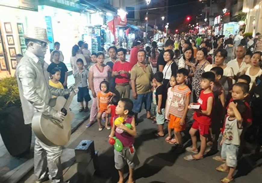 Nhọc nhằn nhân tượng giữa phố đông