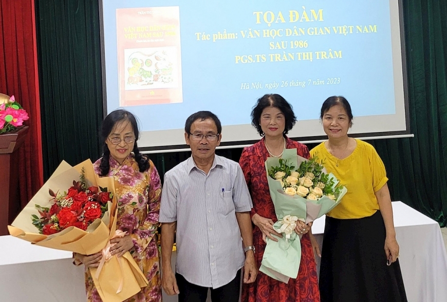 PGS.TS Trần Thị Trâm nhận hoa tặng trong buổi tọa đàm về cuốn sách, do Hội Nhà văn Hà Nội tổ chức.