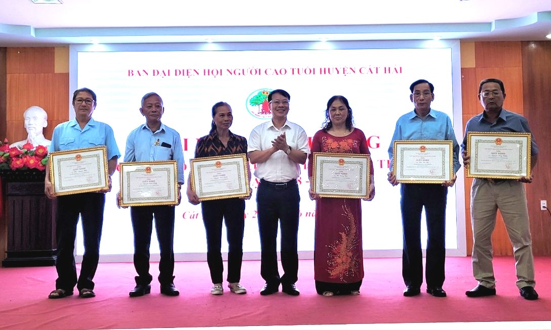 Lãnh đạo huyện Cát Hải tặng Giấy khen tôn vinh NCT làm kinh tế giỏi giai đoạn 2018-2023
