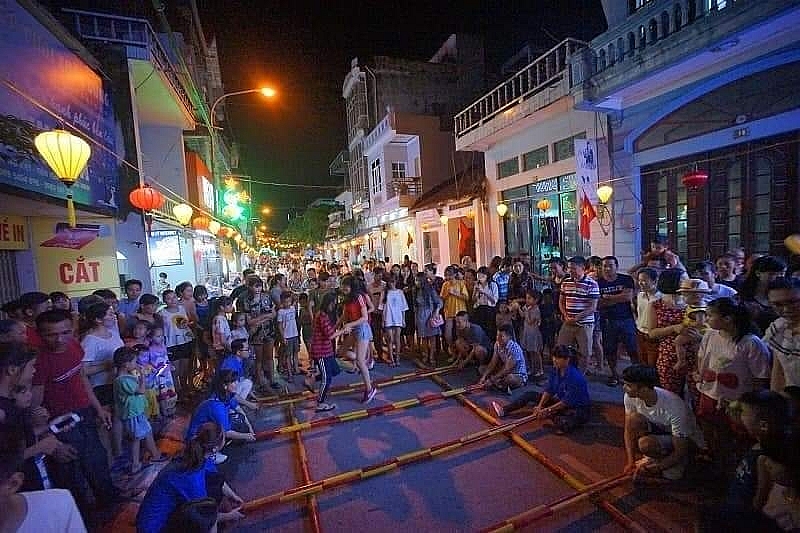                   Hoạt động văn hóa văn nghệ trên phố đi bộ Tiên Yên