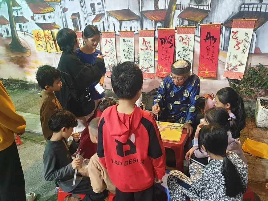       Cho chữ, một trong những nét văn hóa truyền thống  tại Tuần Văn hóa-Thể thao các dân tộc vùng Đông Bắc.