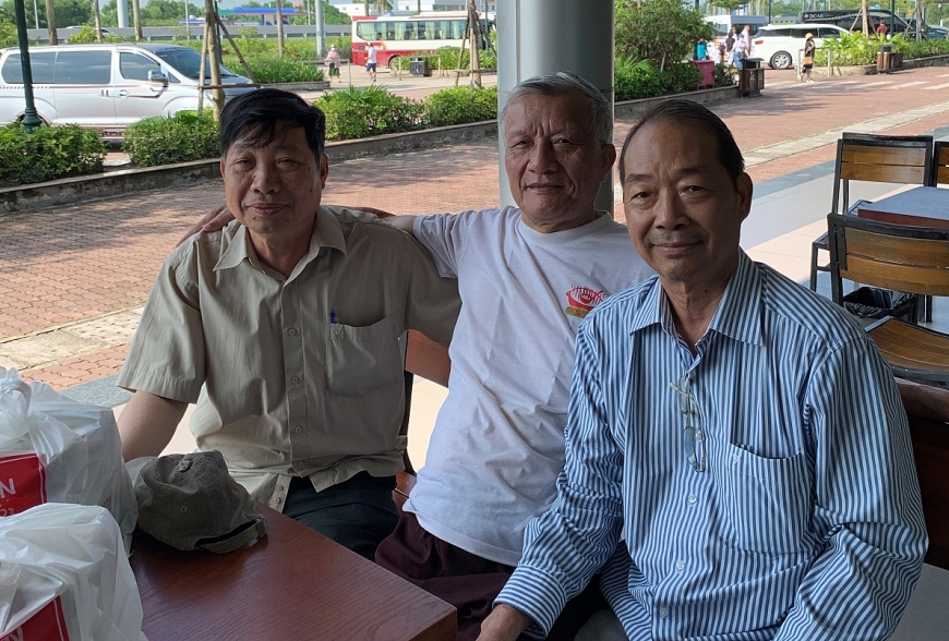 Ông Thi (thứ nhất trái sang) trong một buổi tham quan.