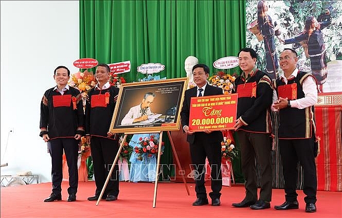 Đoàn Công tác Trung ương trao quà cho xã Ea Tul, huyện Cư M’gar, tỉnh Đắk Lắk. Ảnh: Tuấn Anh/TTXVN