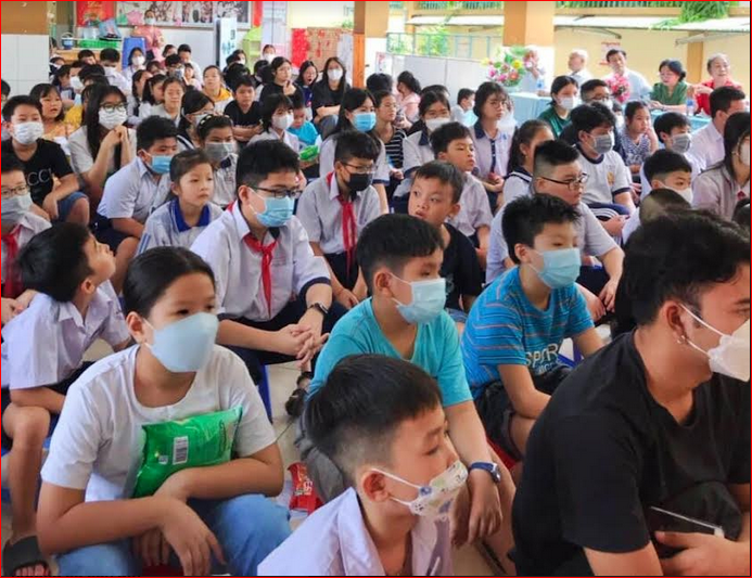 Đồng hành hỗ trợ học sinh nghèo, các em mồ côi khu phố 1 đến trường