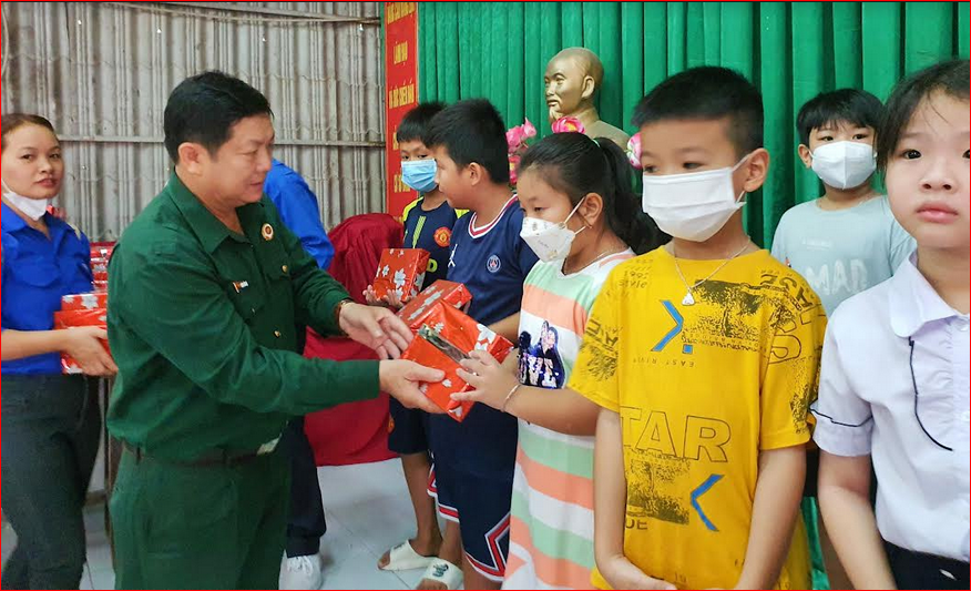 Phát thưởng cho học sinh giỏi khu phố 2, phường An Lạc