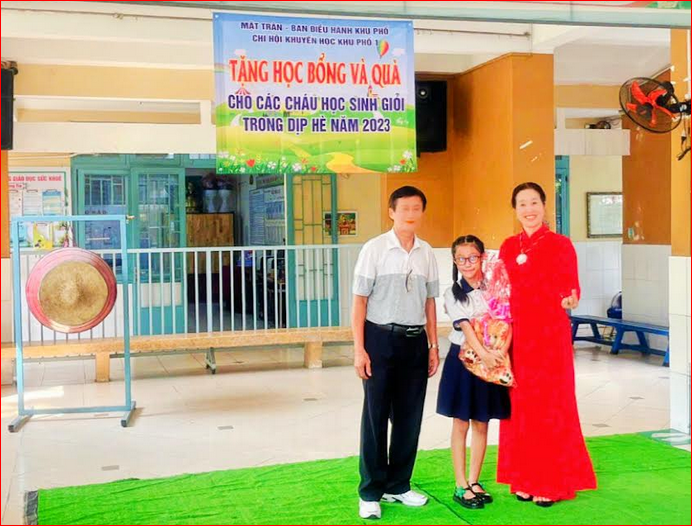 Đồng hành hỗ trợ học sinh nghèo, các em mồ côi khu phố 1 đến trường