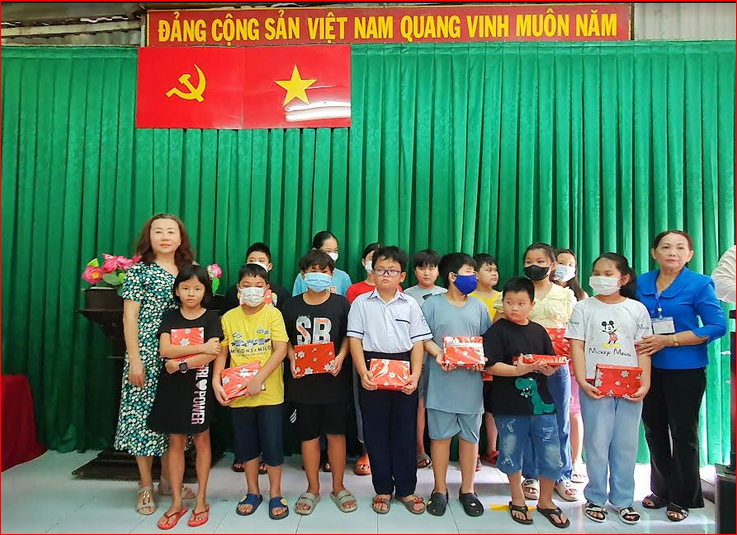 Phát thưởng cho học sinh giỏi khu phố 2, phường An Lạc