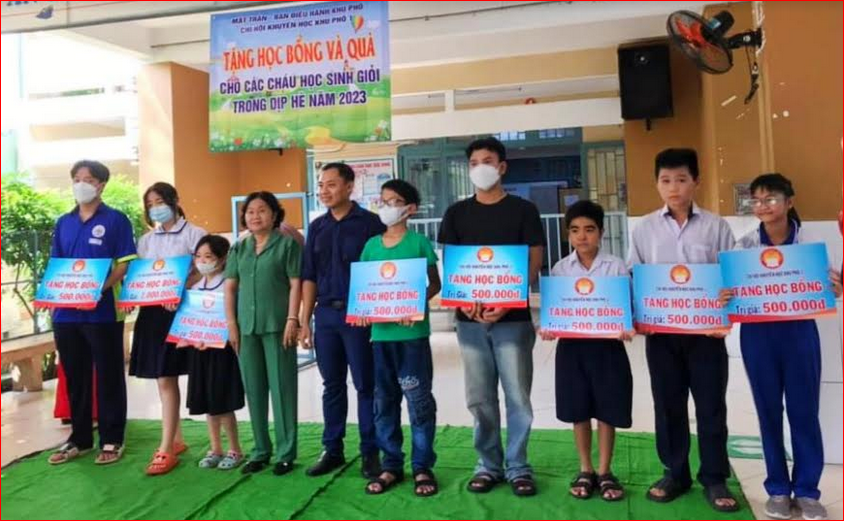 Đồng hành hỗ trợ học sinh nghèo, các em mồ côi khu phố 1 đến trường