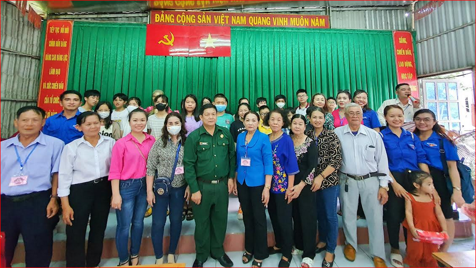 Phát thưởng cho học sinh giỏi khu phố 2, phường An Lạc