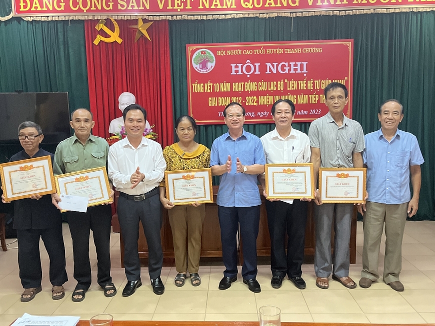 Trao giấy khen của Chủ tịch UBND huyện Thanh Chương cho 5 câu lạc bộ vì đã có thành tích trong hoạt động câu lạc bộ “ Liên Thế hệ giúp nhau” giai đoạn 2012 – 2022.