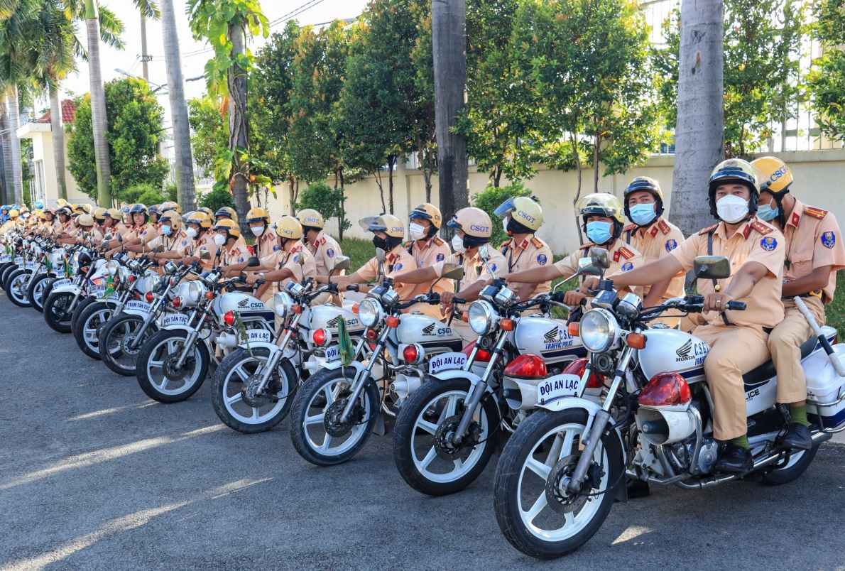 Ra quân cao điểm tổng kiểm soát các loại hình xe ô tô kinh doanh vận tải