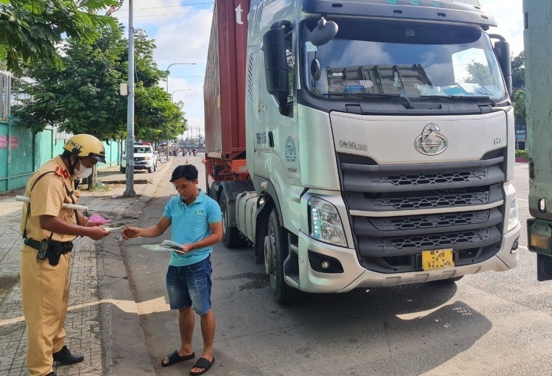 Ra quân cao điểm tổng kiểm soát các loại hình xe ô tô kinh doanh vận tải