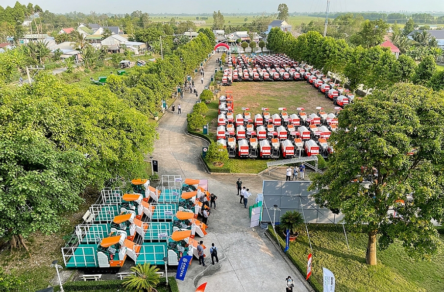 123 máy nông nghiệp Tập đoàn Lộc Trời tặng các hợp tác xã ở huyện Thoại Sơn.