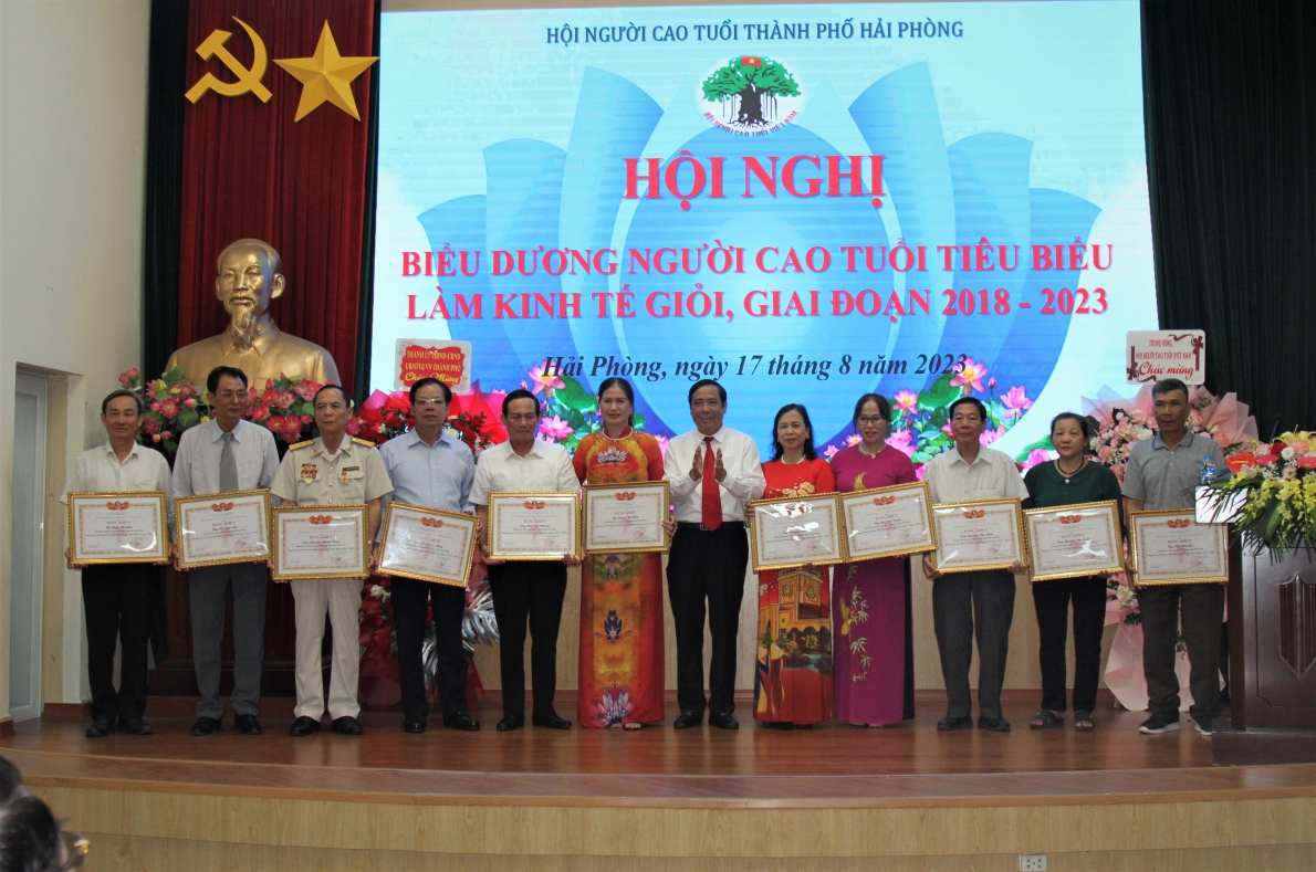 Chủ tịch Nguyễn Thanh Bình trao Bằng khen Trung ương Hội tôn vinh NCT làm kinh tế giỏi TP Hải Phòng