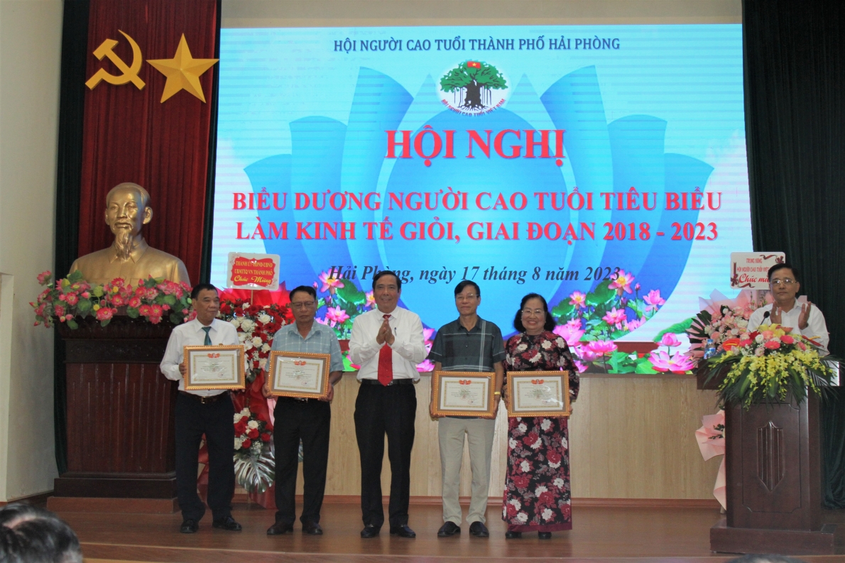 Chủ tịch Nguyễn Thanh Bình trao Giấy chứng nhận Trung ương Họi tôn vinh NCT làm kinh tế giỏi TP Hải Phòng