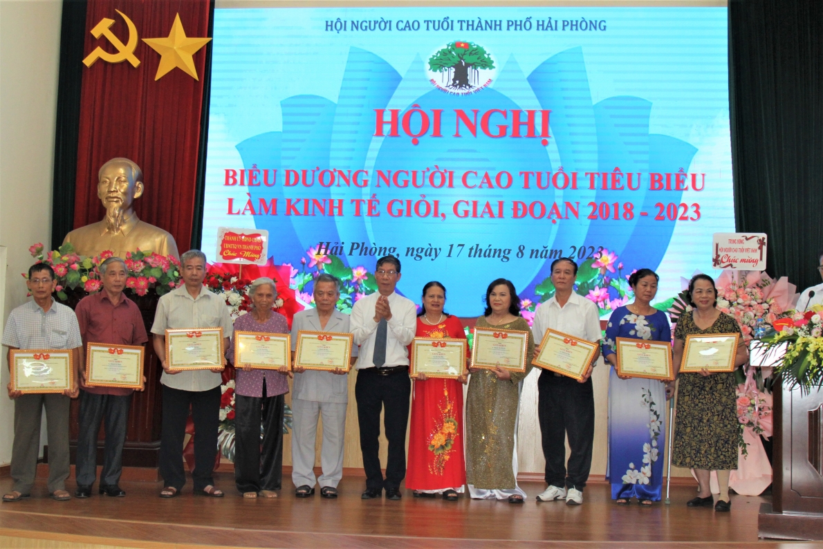Hội TP Hải Phòng trao Giấy khen tôn vinh NCT làm kinh tế giỏi
