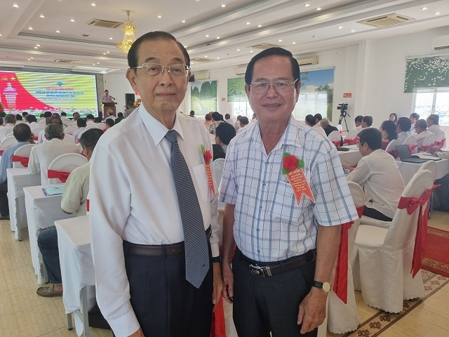 Ông Tạ Hoàng Nhiệm (bìa  phải) và ông Huỳnh Thành Lập, Phó Chủ tịch Hội NCT Việt Nam tại Hội nghị biểu dương NCT làm kinh tế giỏi tỉnh Bạc Liêu giai đoạn 2018 - 2023 