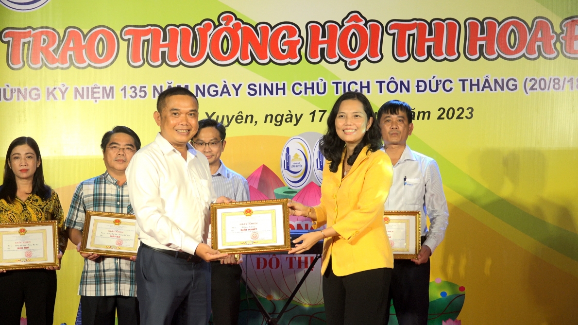 MobiPhone đạt giải Nhất Hội thi đèn hoa đăng kỷ niệm 135 năm ngày sinh Chủ tịch Tôn Đức Thắng