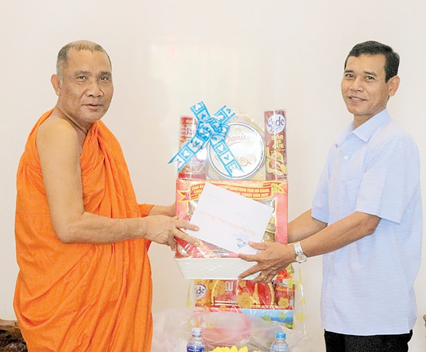 Ban Dân tộc tỉnh An Giang thăm, tặng quà người uy tín trong đồng bào DTTS.