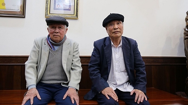 Ông Nguyễn Văn Bính (áo xám) cùng người nhà đến thăm khám tại Thọ Xuân Đường