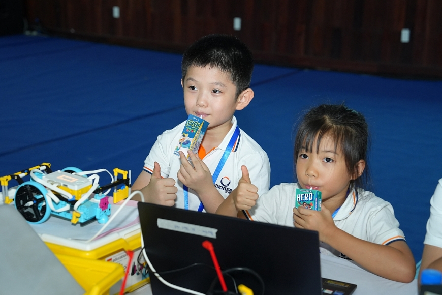 Thí sinh tiếp thêm năng lượng từ sữa chua uống Vinamilk SuSu, sữa trái cây Vinamilk Hero, sữa tươi Vinamilk 100%, sữa ngon tinh khiết Vinamilk Green Farm