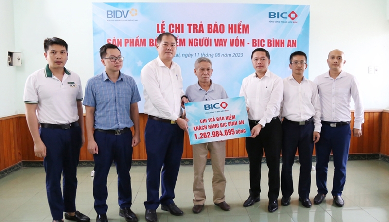 BICtrao gần 1,3 tỷ đồng bảo hiểm cho khách hàng vay vốn tại BIDV Lào Cai