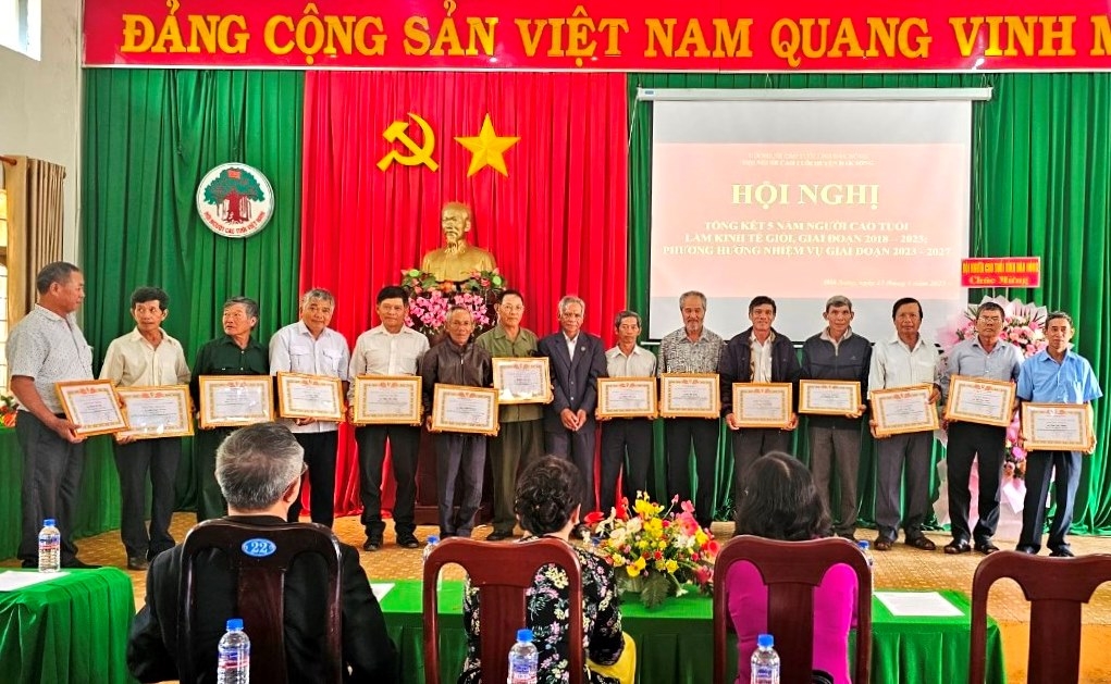Hội NCT huyện Đắk Song, tỉnh Đắk Nông tặng Giấy chứng nhận vinh danh NCT làm kinh tế giỏi tiêu biểu giai đoạn 2018-2023
