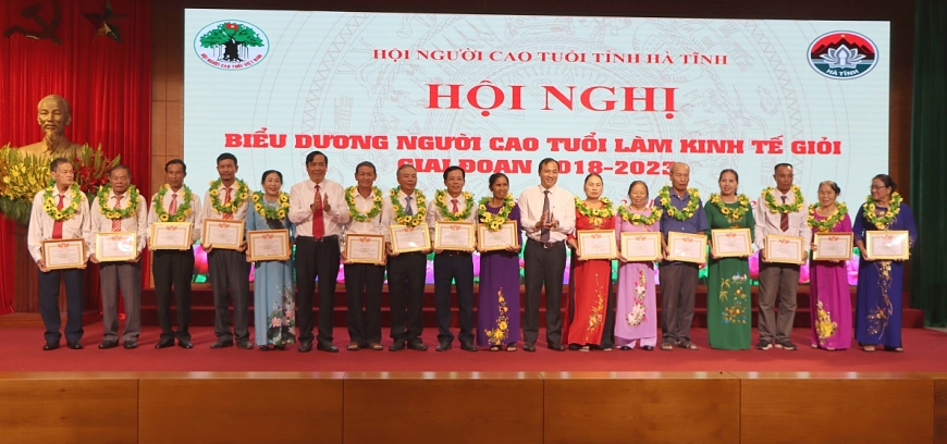 Chu tich Nguyen Thanh Binh va Bi thu tinh uy Hoang Trung Dung trao Bang khen.