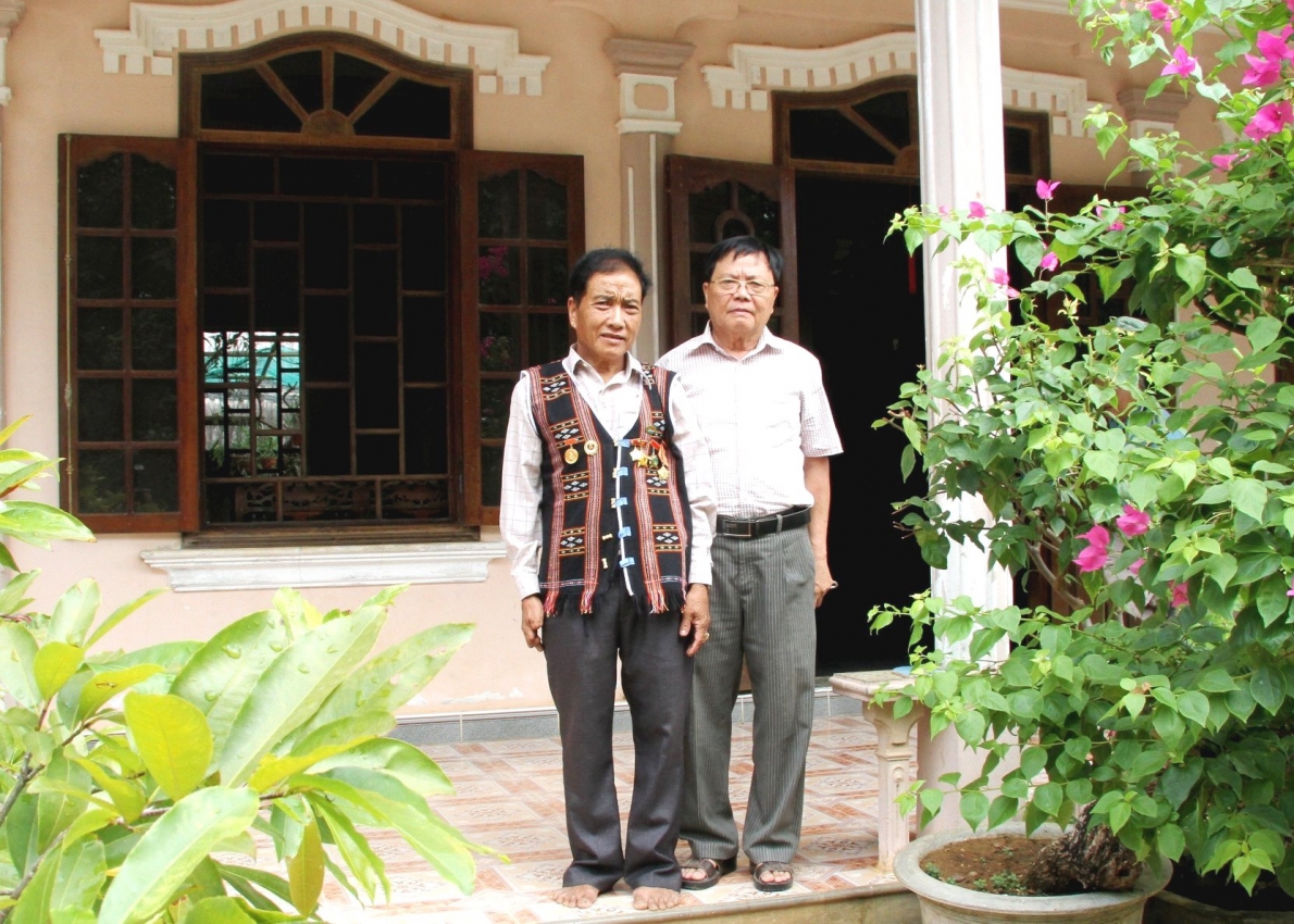 Ông Nguyễn Văn Chức (thị xã Hương Trà) cùng Trưởng BĐD Hội NCT tỉnh Thừa Thiên Huế tại ngôi nhà của mình