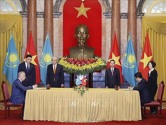 Chủ tịch nước Võ Văn Thưởng và Tổng thống Kazakhstan Kassym-Jomart Tokayev chứng kiến Lễ ký Kế hoạch hành động chung nhằm thúc đẩy hợp tác kinh tế-thương mại giai đoạn 2023 - 2025 giữa Chính phủ hai nước. Ảnh: Thống Nhất/TTXVN
