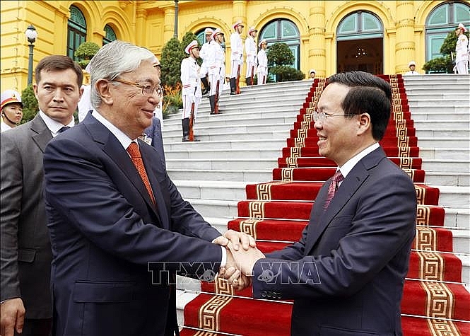 Chủ tịch nước Võ Văn Thưởng tiễn Tổng thống Kazakhstan Kassym-Jomart Tokayev sau khi kết thúc lễ ký các văn kiện hợp tác. Ảnh: Thống Nhất/TTXVN