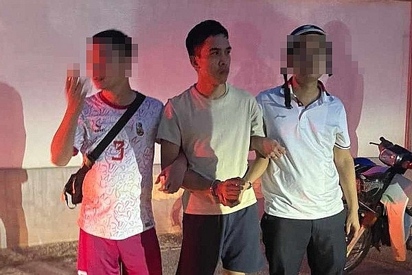 Nghi phạm Nguyễn Đức Trung khi bị lực lượng công an bắt giữ.