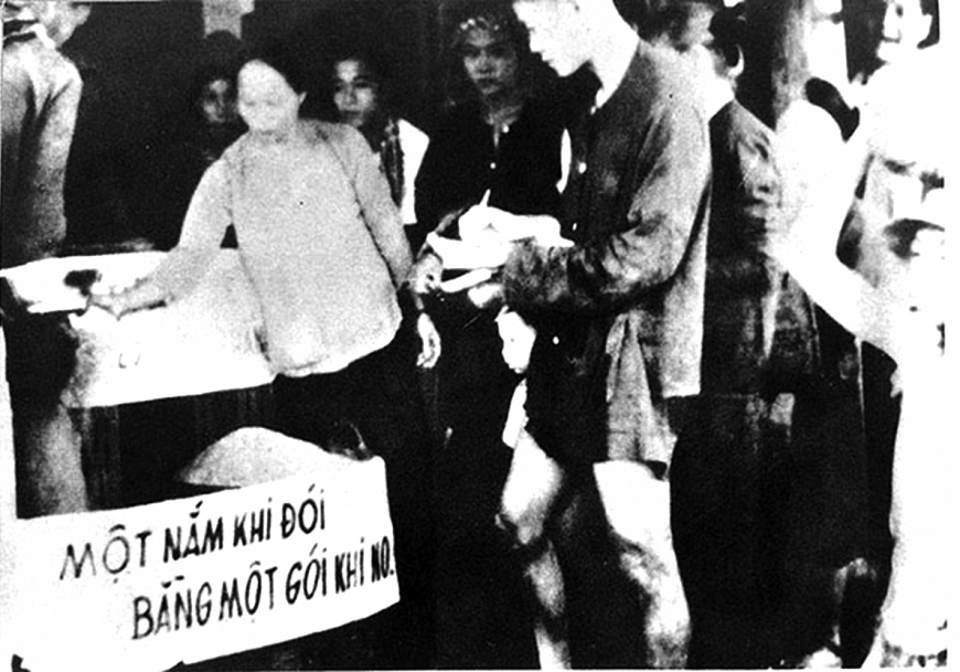 Theo lời kêu gọi của Chủ tịch Hồ Chí Minh, khắp nơi nhân dân góp gạo chống giặc đói.                                                         Ảnh tư liệu lịch sử