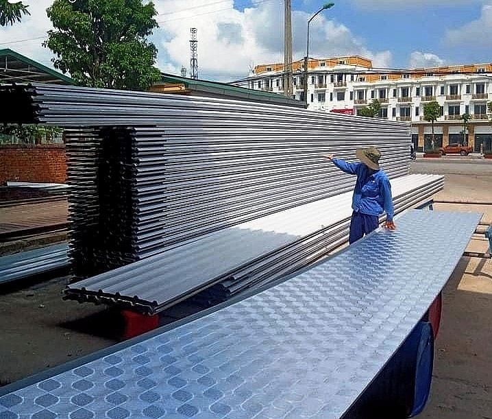 Sản phẩm tôn, típ của Công ty TNHH-Trường An (Thuý Danh) luôn được khách hàng ưa chuộng. Sản phẩm tôn, típ của Công ty TNHH-Trường An (Thuý Danh) luôn được khách hàng ưa chuộng.