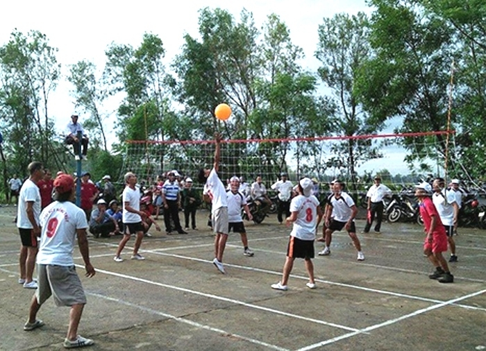 NCT huyện Lệ Thủy tích cực luyện tập bóng chuyền hơi tăng cường sức khỏt