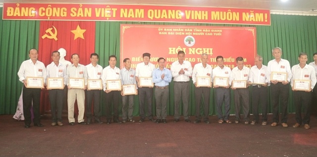 Hội NCT tỉnh Hậu Giang khen thưởng những NCT tiêu biểu làm kinh tế giỏi