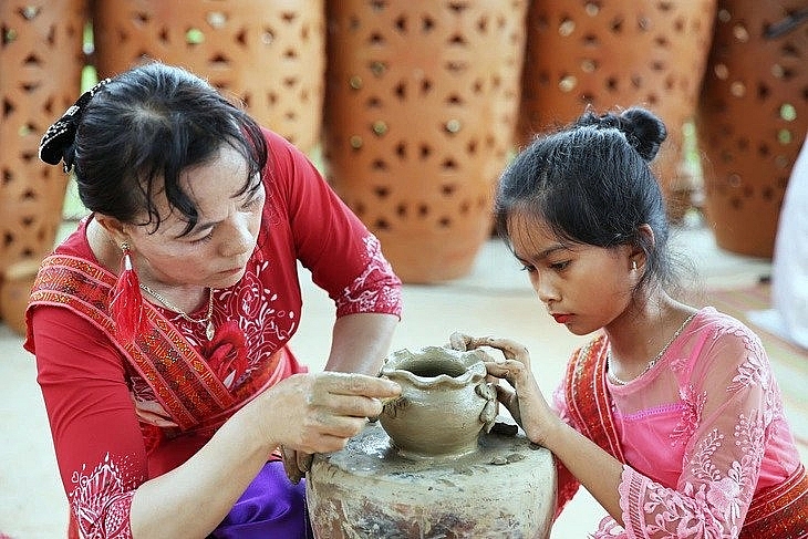 Nghệ thuật làm gốm của người Chăm được UNESCO ghi vào danh mục di sản cần bảo vệ khẩn cấp - Ảnh 4. Trẻ em làng gốm Bàu Trúc học và thực hành làm gốm