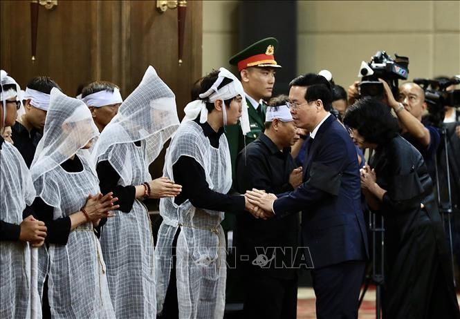 Chủ tịch nước Võ Văn Thưởng chia buồn cùng gia quyến Phó Thủ tướng Lê Văn Thành. Ảnh: Lâm Khánh/TTXVN