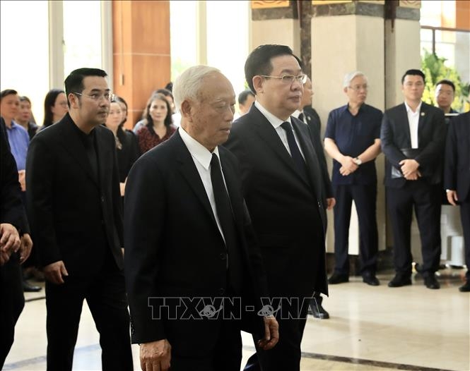 Đoàn đại biểu Quốc hội do Chủ tịch Quốc hội Vương Đình Huệ dẫn đầu viếng Phó Thủ tướng Lê Văn Thành. Ảnh: Lâm Khánh/TTXVN