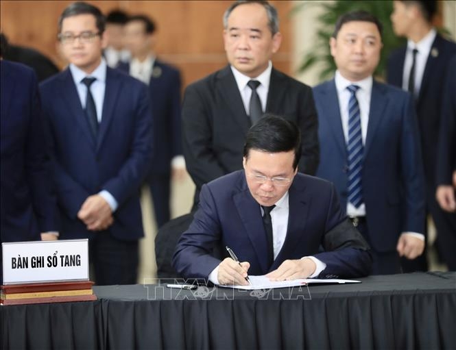 Chủ tịch nước Võ Văn Thưởng ghi sổ tang. Ảnh: Lâm Khánh/TTXVN