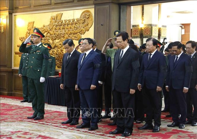 Đoàn đại biểu Chính phủ do Thủ tướng Phạm Minh Chính dẫn đầu viếng phó Thủ tướng Lê Văn Thành. Ảnh: An Đăng/TTXVN