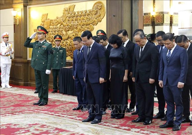 Đoàn Chủ tịch nước do Chủ tịch nước Võ Văn Thưởng dẫn đầu viếng phó Thủ tướng Lê Văn Thành. Ảnh: An Đăng/TTXVN