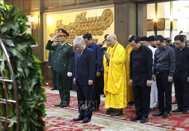 Đoàn Ủy ban Trung ương Mặt trận Tổ quốc Việt Nam do Chủ tịch Ủy ban Trung ương MTTQ Việt Nam Đỗ Văn Chiến dẫn đầu viếng Phó Thủ tướng Lê Văn Thành. Ảnh: An Đăng/TTXVN