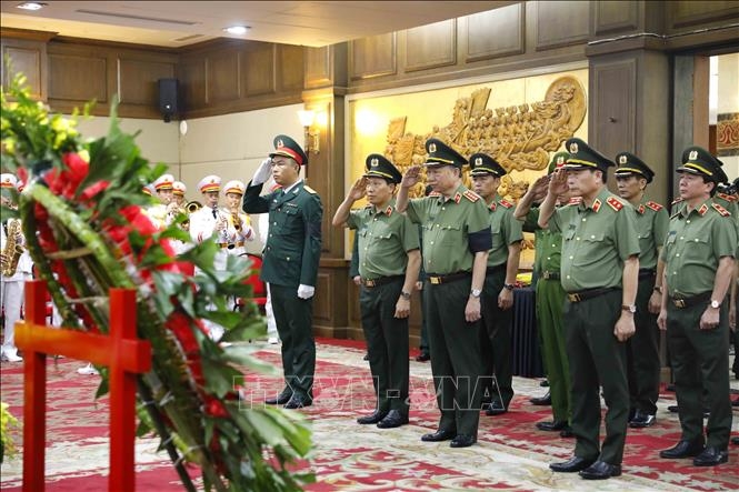 Đoàn đại biểu Đảng ủy Công an Trung ương - Bộ Công an viếng Phó Thủ tướng Lê Văn Thành. An Đăng/TTXVN