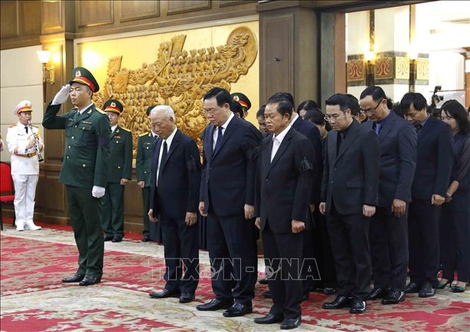 Đoàn đại biểu Quốc hội do Chủ tịch Quốc hội Vương Đình Huệ dẫn đầu viếng phó Thủ tướng Lê Văn Thành. Ảnh: An Đăng/TTXVN