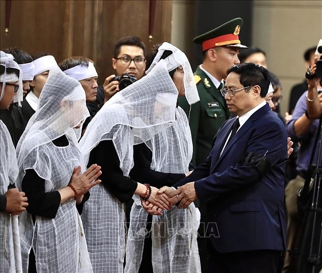 Thủ tướng Phạm Minh Chính chia buồn cùng gia quyến Phó Thủ tướng Lê Văn Thành. Ảnh: Lâm Khánh/TTXVN