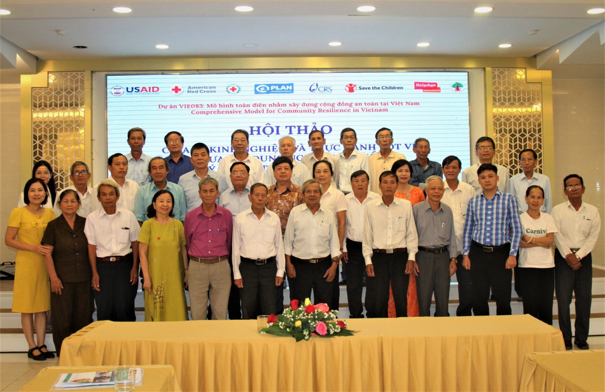 Các đại biểu chụp ảnh lưu niệm