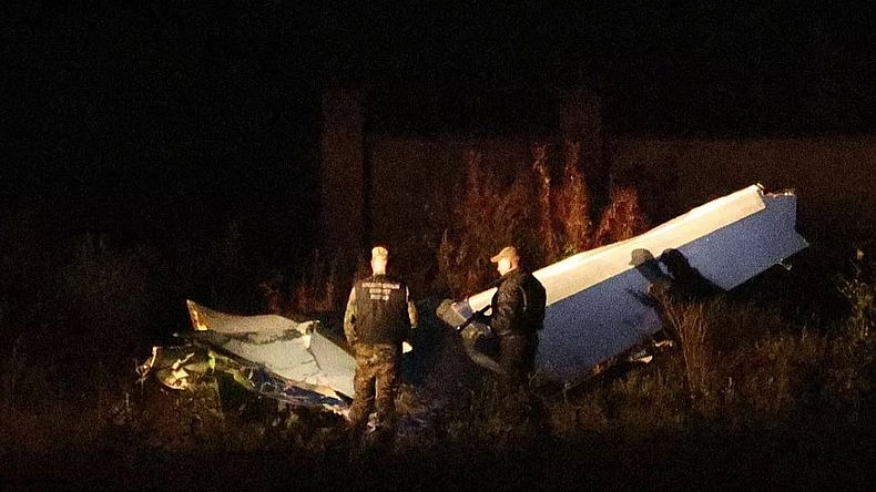 Mảnh cánh máy bay rơi gần làng Kuzhenkino thuộc tỉnh Tver ngày 23/8. (Ảnh:RIA Novosti)