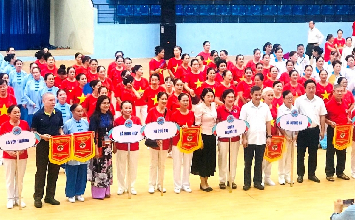 Ban tổ chức trao Cờ lưu niệm cho các đội tham gia Hội khỏe NCT huyện Gia Lâm, TP Hà Nội năm 2023